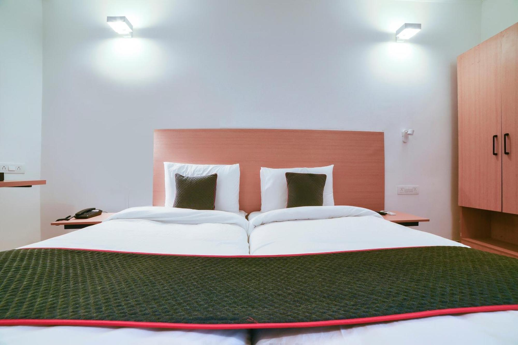 โอโย ทาวน์เฮาส์ 142 วทาปลานี Hotel เชนไน ภายนอก รูปภาพ